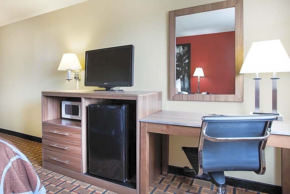 Super 8 by Wyndham Chester/Richmond Area