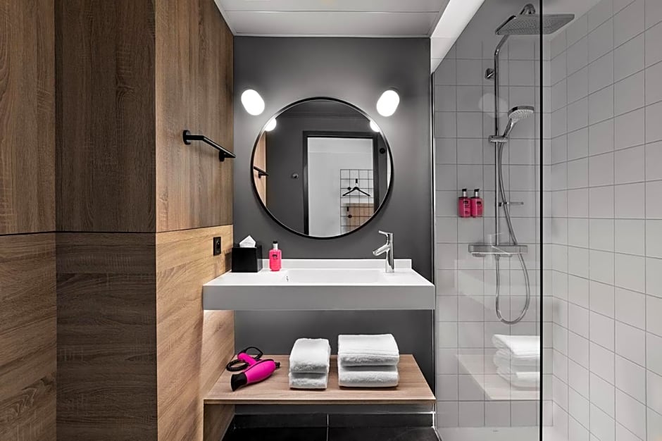 Moxy Lyon Airport