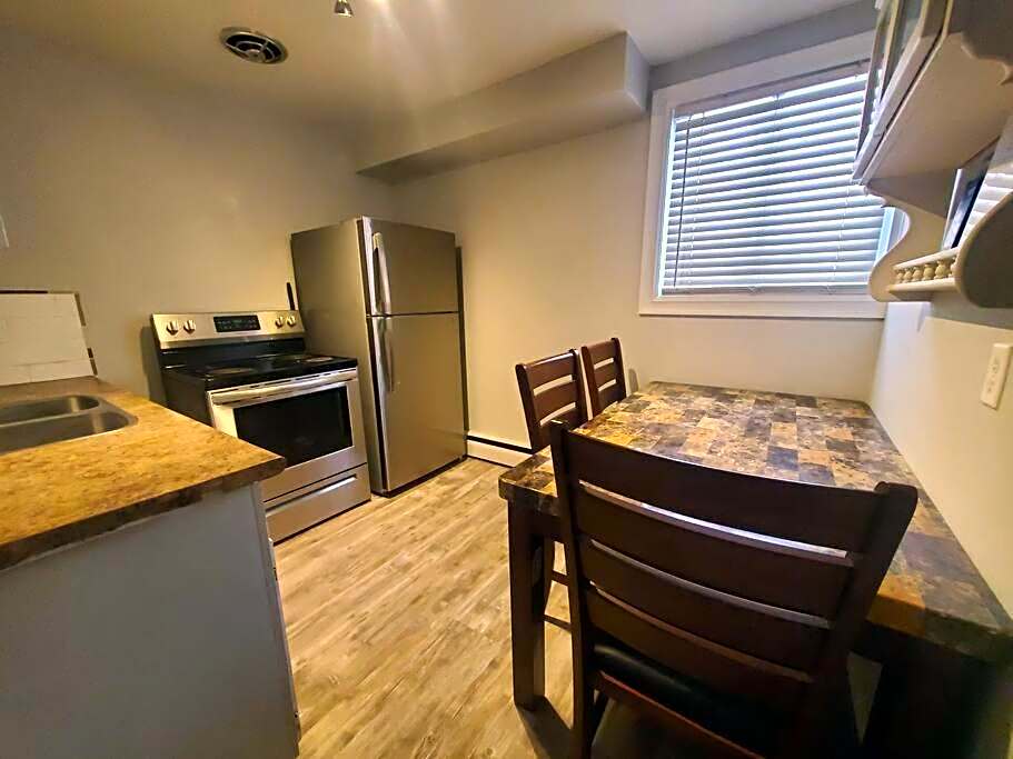 Central Private 1BR Apt. w/Free Prkg + Fast Wi-Fi