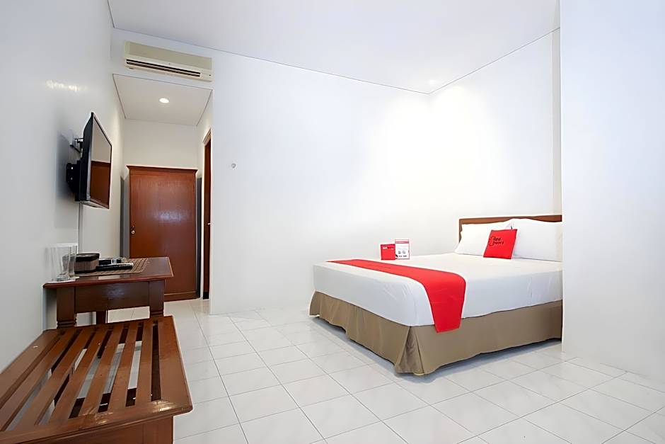 RedDoorz Plus near Alun Alun Selatan 2