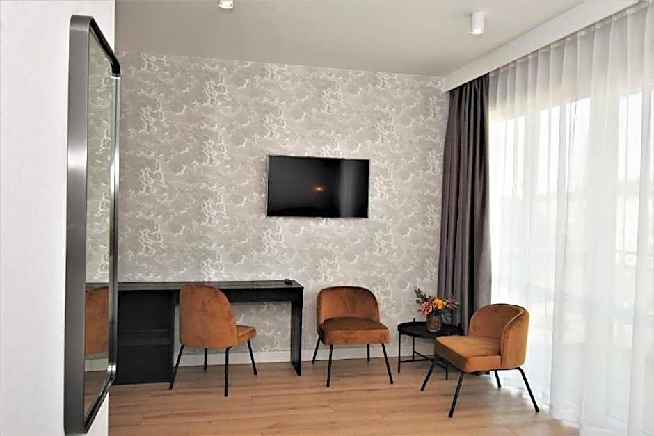 Patio Riverfront Aparthotel