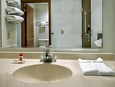 Super 8 by Wyndham Charles City