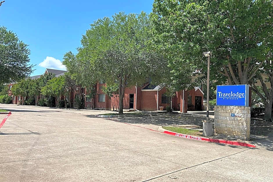Travelodge by Wyndham Arlington/Dallas Area