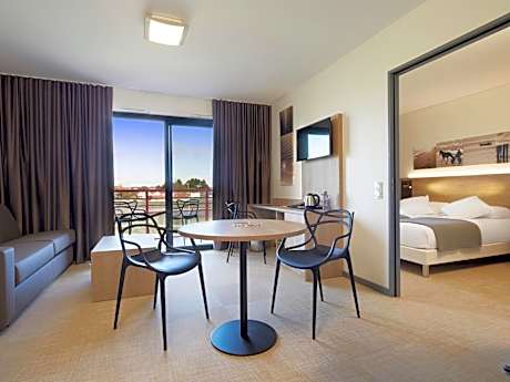 One-Bedroom Apartment with 2 Single Beds and 1 Sofa Bed