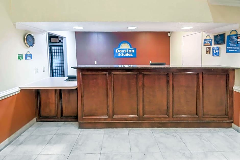 Days Inn & Suites by Wyndham Winnie