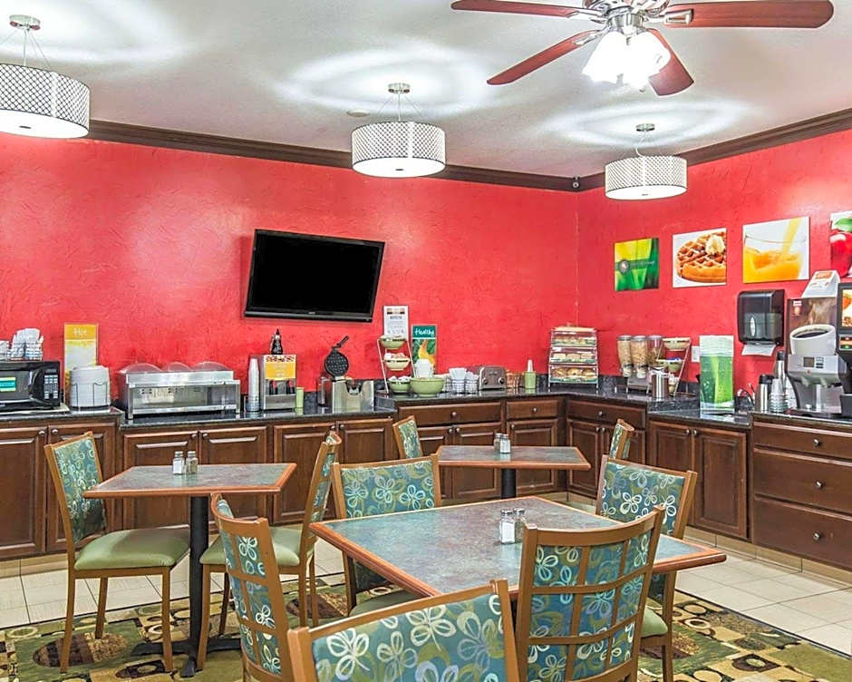 Quality Inn at Collins Road - Cedar Rapids