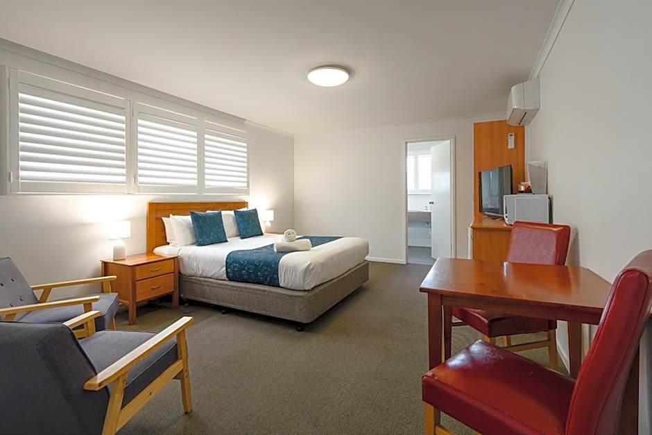 Waves Motel and Apartments