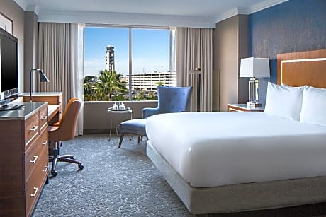 1 King Mobility/hearing Access W/roll In Shwr