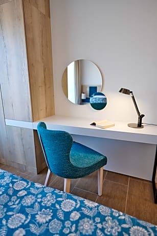 Two-bedroom apartment with sea view and balcony