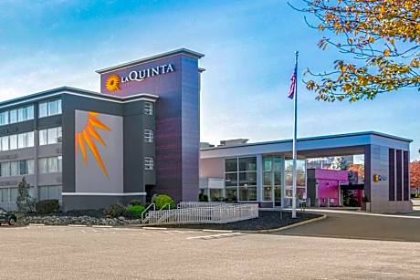 La Quinta Inn & Suites by Wyndham Clifton