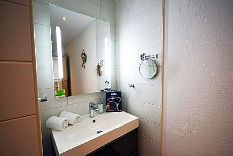 City Apartment, 1 Bedroom (1 Queen Bed)