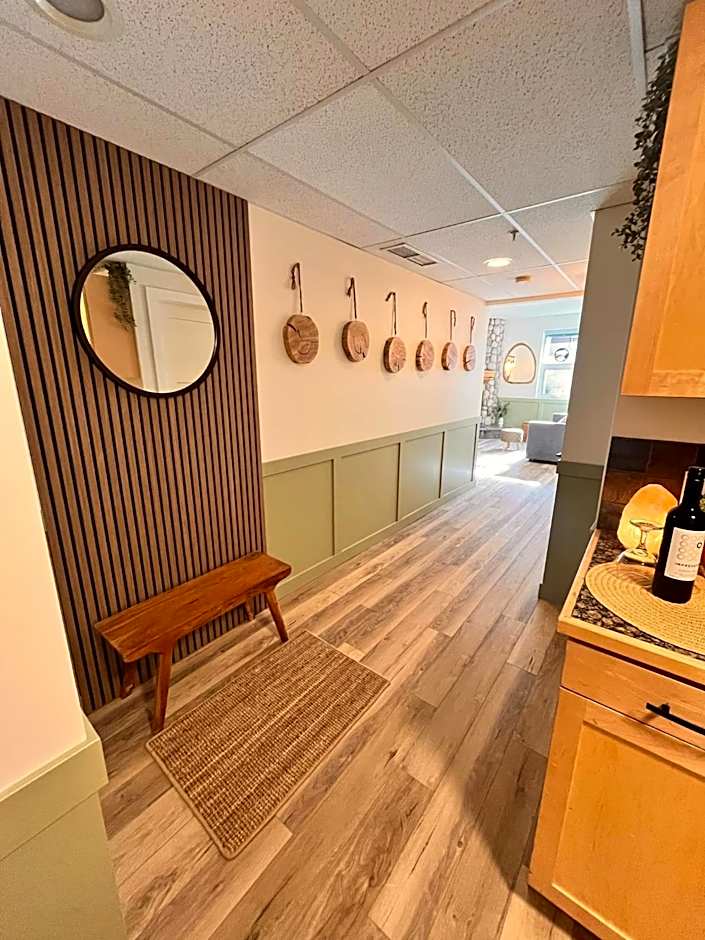 Three Peaks Getaway Jacuzzi Suite - sleeps 4