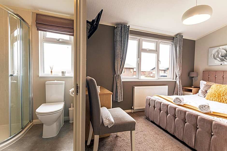 Kingfisher Lodge with Hot Tub