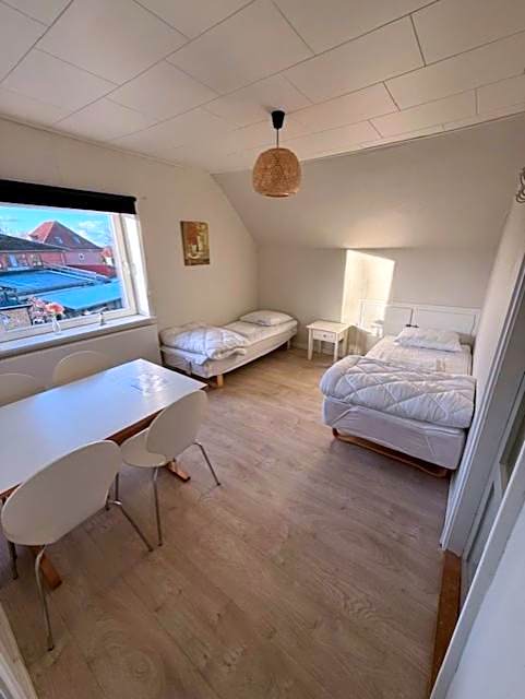 Folsted - Værelse 204 med eget badeværelse og fri parkering