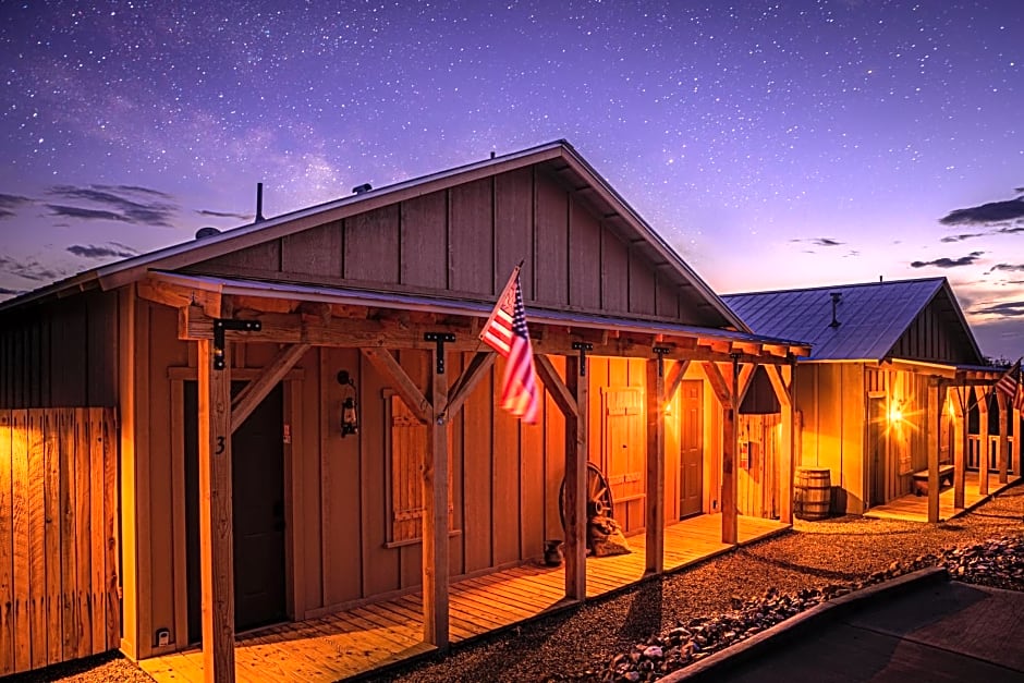 -Pet Friendly- Miners Cabin #5 -Two Double Beds - Private Balcony