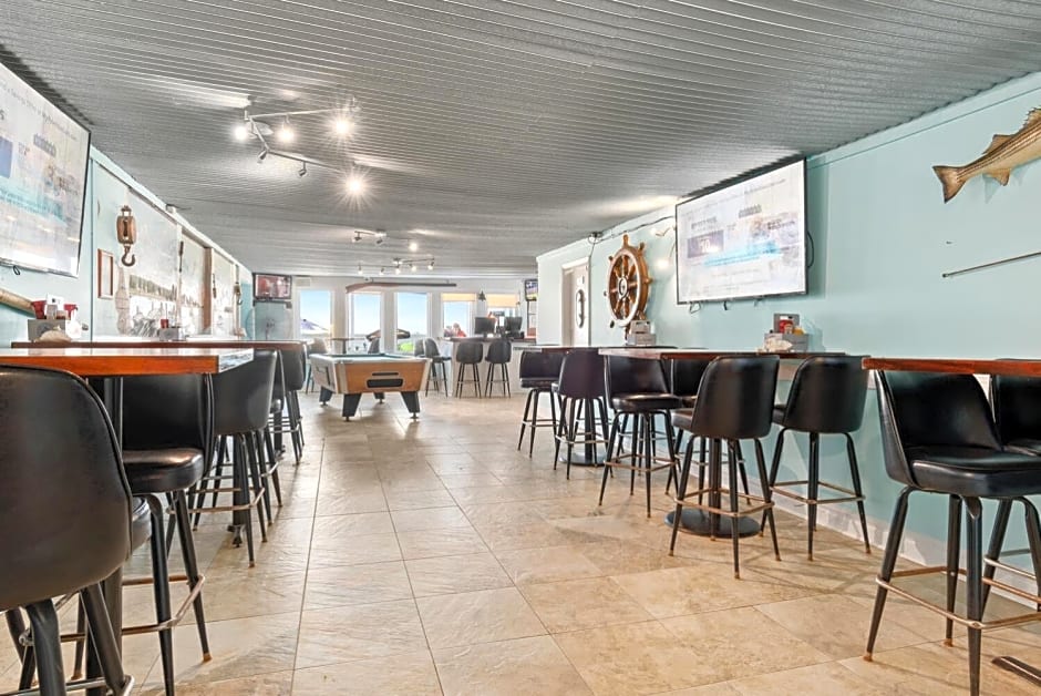 Lowes Wharf Marina Inn