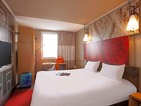 Comfort Room with a Double Bed and a Single Bed