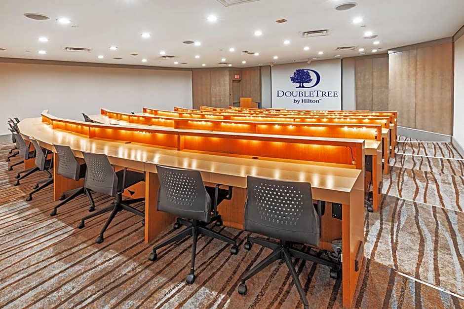 DoubleTree By Hilton Hotel Tulsa At Warren Place