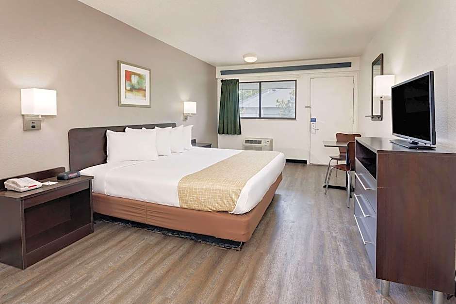 Travelodge by Wyndham College Park