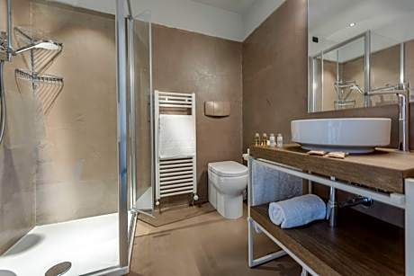 Family Suite, 2 Bedrooms, Patio, Ground Floor (1 Queen Bed and 2 Twin Beds)