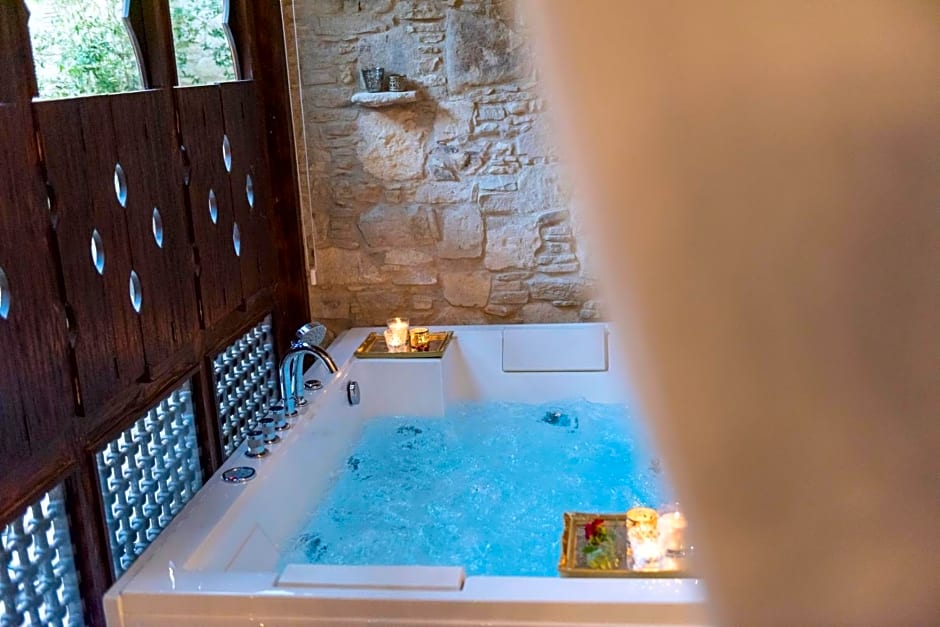 Oinou Strata - Adults Only