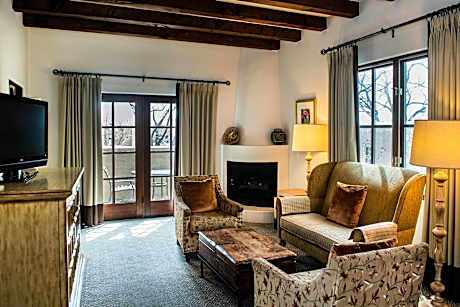 Sage Pure Wellness, 1 Bedroom Suite, 1 King, Sofa Bed, Fireplace