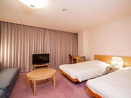 Family Twin D with River Side View - Non-Smoking Wing 2