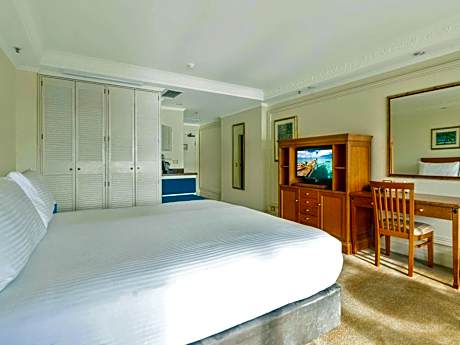 Classic Queen Room with City and Mountain View