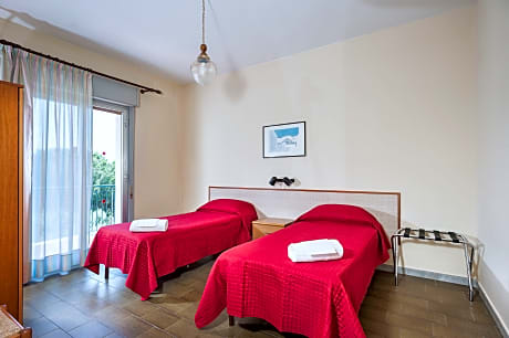 TWO ROOMS 4 BEDS - GROUND FLOOR