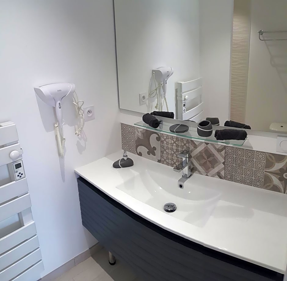 "Notre Bastide" Maison et table d'hôtes sur réservation, Piscine, Climatisation, Jacuzzi, Prise pour VE