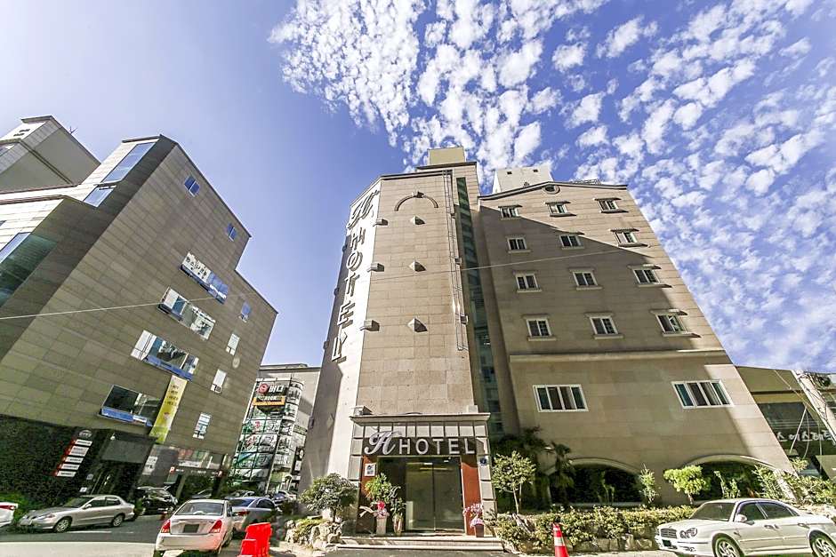 H  Hotel