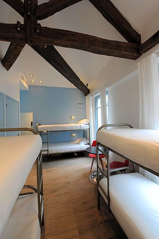 The 3 Ducks Eiffel Tower by Hiphophostels