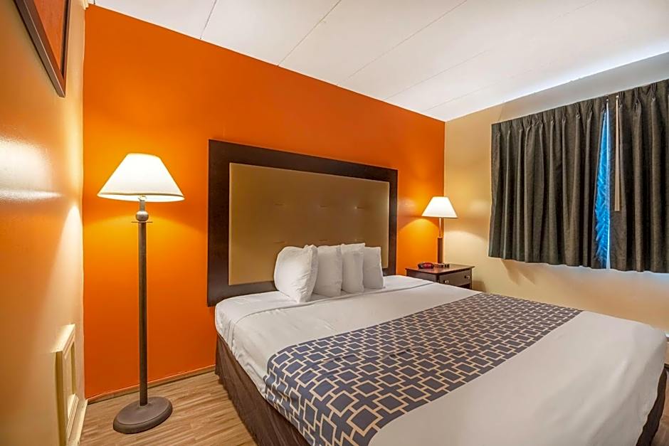 Econo Lodge Inn & Suites Windsor Locks Bradley Airport