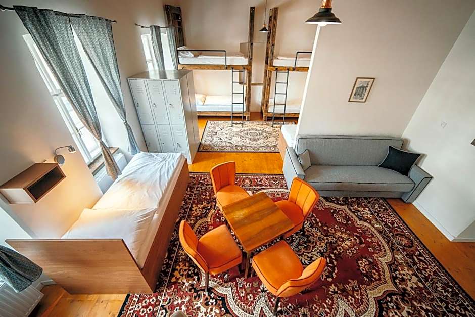 HoStel Cosmopolitan*