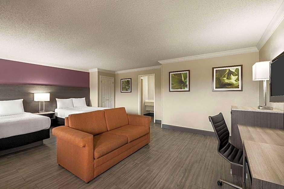 La Quinta Inn & Suites by Wyndham San Antonio Lackland
