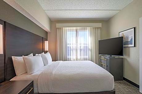 Suite, 2 Bedrooms (Mobility/Hearing Accessible, Tub) (1 King Bed)