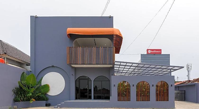 RedDoorz Plus Syariah near Mall Boemi Kedaton Lampung