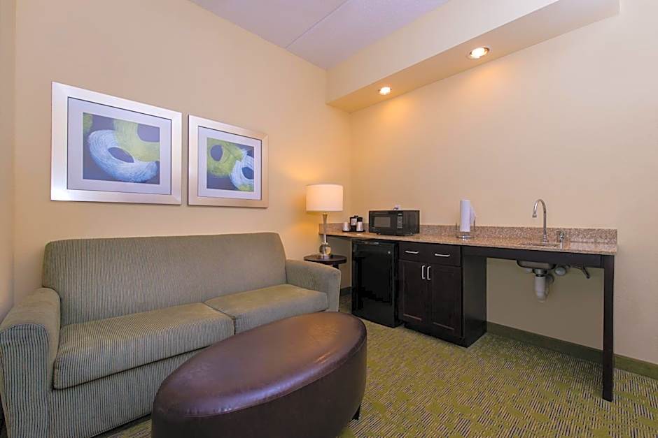 Holiday Inn Express and Suites Dickson City By IHG