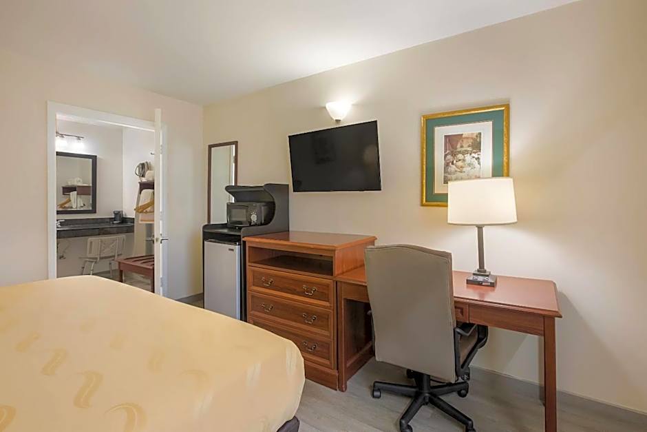 Quality Inn & Suites Greensboro near Lake Oconee