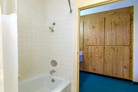 1 King Bed Jetted Tub Suite Ns