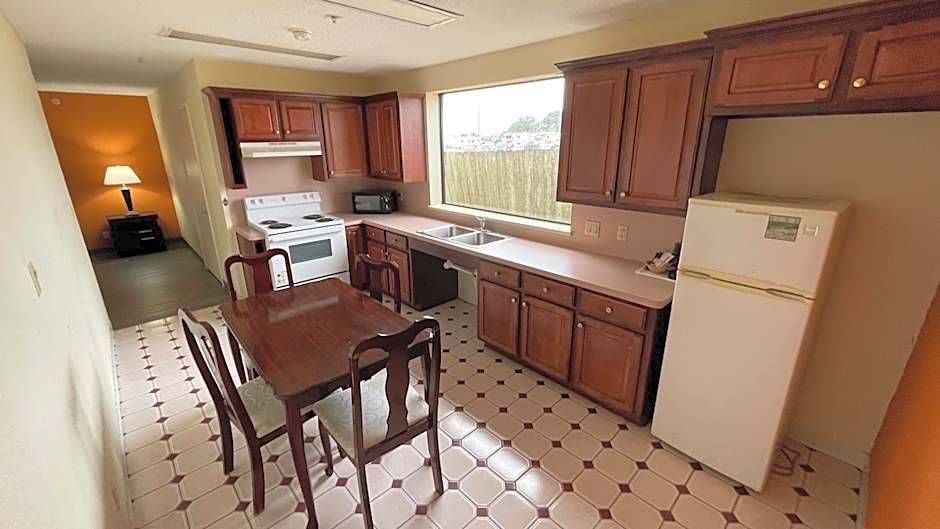 Days Inn & Suites by Wyndham Winnie