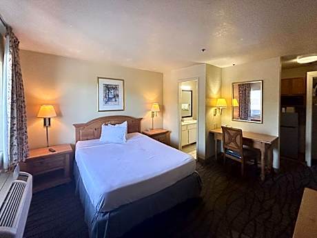 1 King Bed | Mob Acc RI Shwr Ste Nsmk Ktchn