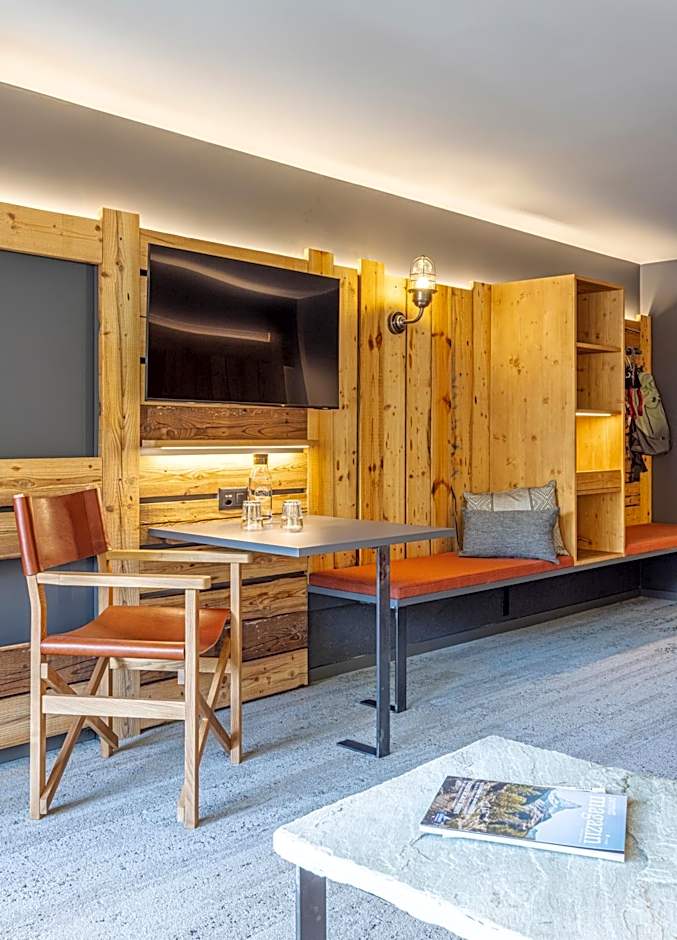BaseCamp Hotel