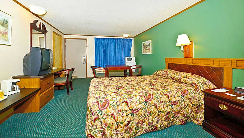 Photo 1 of 8 of 1 King Bed, Smoking