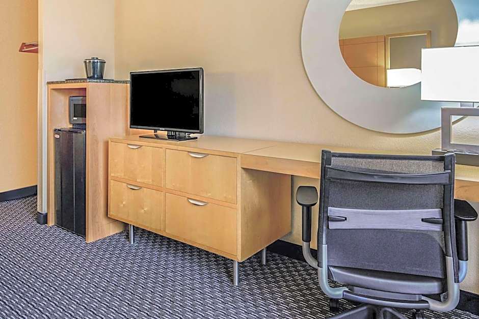 La Quinta Inn & Suites by Wyndham Naples Downtown