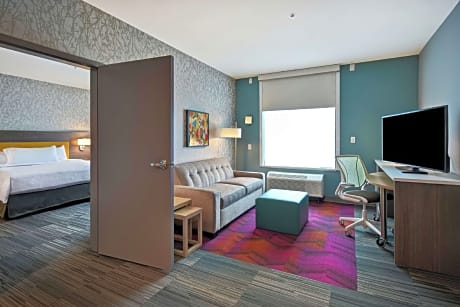 1 King Mobilty/Hearing Access Ri Shwr Suite Ns