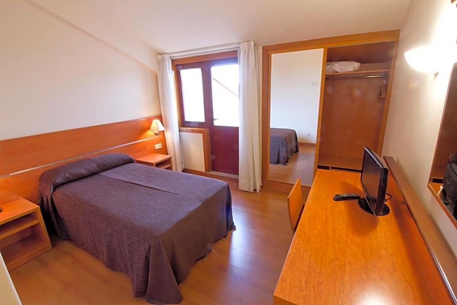 Photo 1 of 4 of Single Room