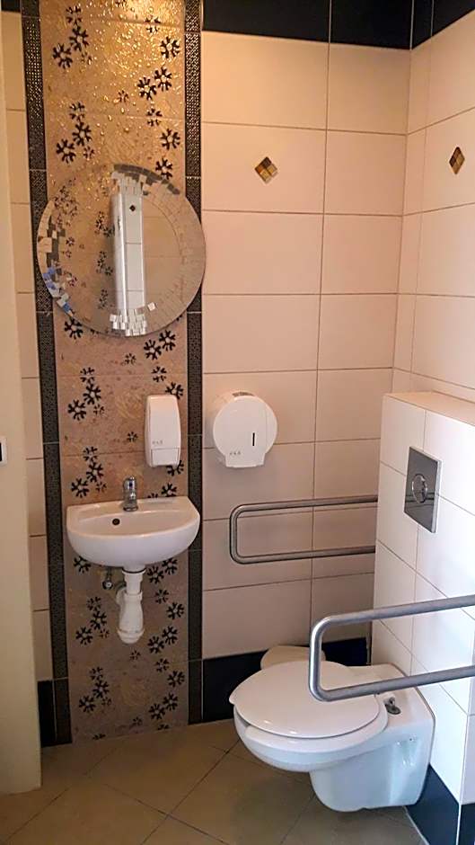 Pokoje Gościnne z łazienkami przy Wrocławiu, darmowy parking