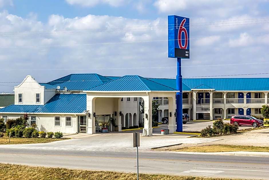 Motel 6 Seguin, TX