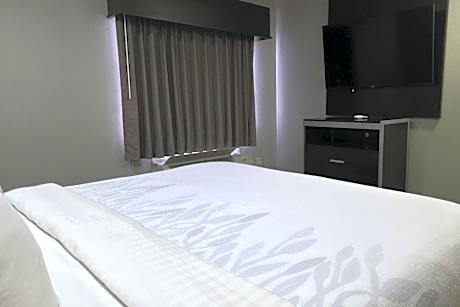 King Suite - Non-Smoking